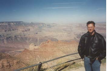 Forfatteren p afgrundens rand - Grand Canyon er dlme stor!