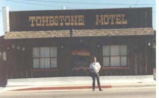 Mads foran Western-motel i Tombstone