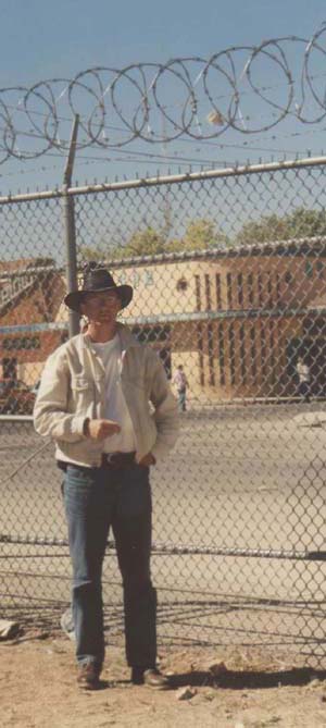 Forfatteren, der her ses på den rigtige side af hegnet med Mexico i baggrunden.